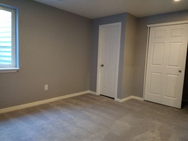 Building Photo - Massive and Expansive 5 Bedroom Green Vall...