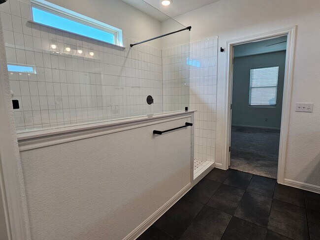 Building Photo - Beautiful 3 Bed / 3 Bath Home in North Lea...