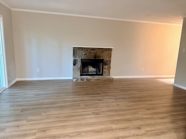 Building Photo - 313 Heath Dr