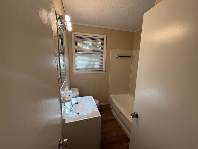 Building Photo - Donelson 3 Bedroom, 1 Bath House