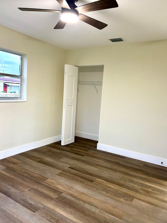 Building Photo - 1210 W 26th Ct