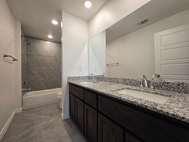 Building Photo - RENT SPECIAL - AVAILABLE NOW!