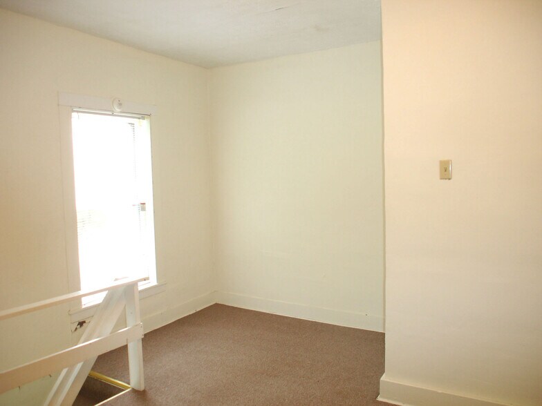 Building Photo - 17360 Riverside Dr