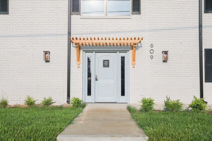 Building Photo - Inez at Bishop Ridge