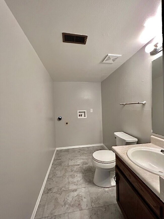 Building Photo - 3 Bedroom 1.5 Bath Home in Briargate with ...