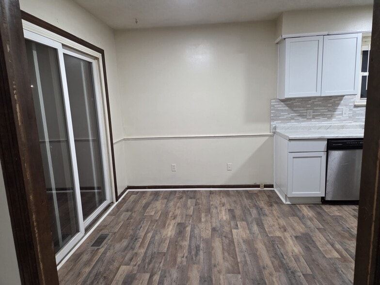 Building Photo - 812 Linworth Rd E