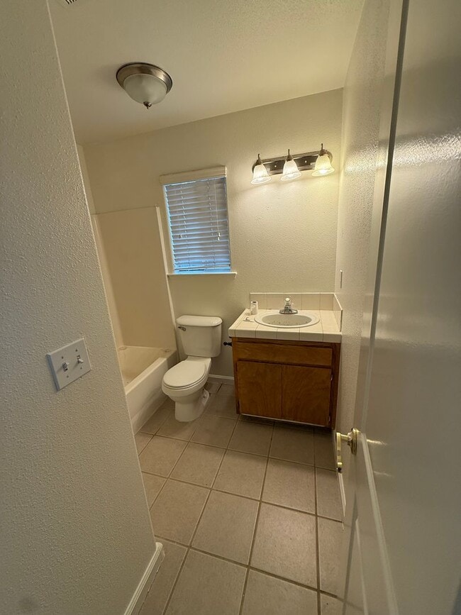 Building Photo - Charming 3 bedroom 2 bathroom home located in Corcoran