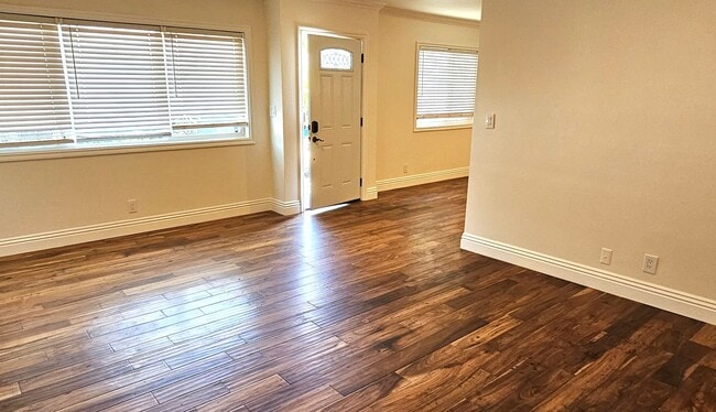 Building Photo - Gorgeous Remodeled 2 Bedrooms, 1 Bath Hous...