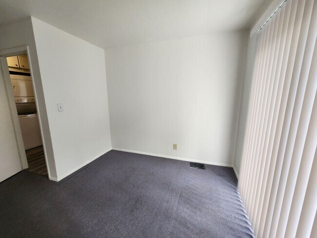 Building Photo - 221 - Steelhead Ave Duplex