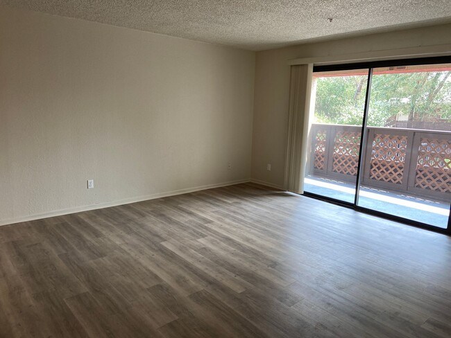Building Photo - Spacious Condo - Fantastic Location