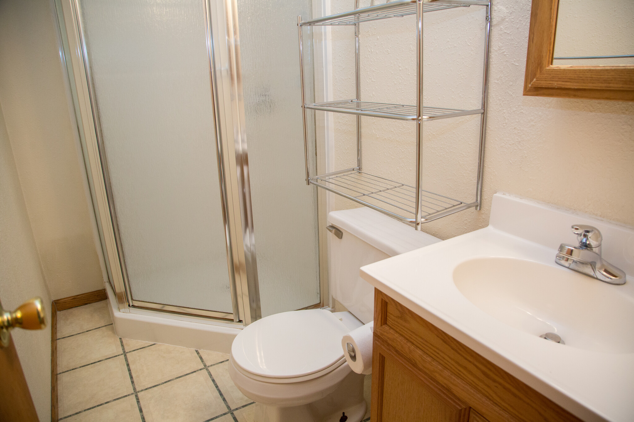 Main floor bathroom - 2079 Hummingbird Dr