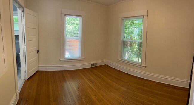 Building Photo - 713 Lake Dr SE