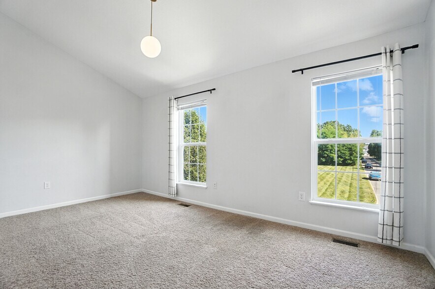 Secondary bedroom with vaulted ceiling - 6169 Needletail Rd