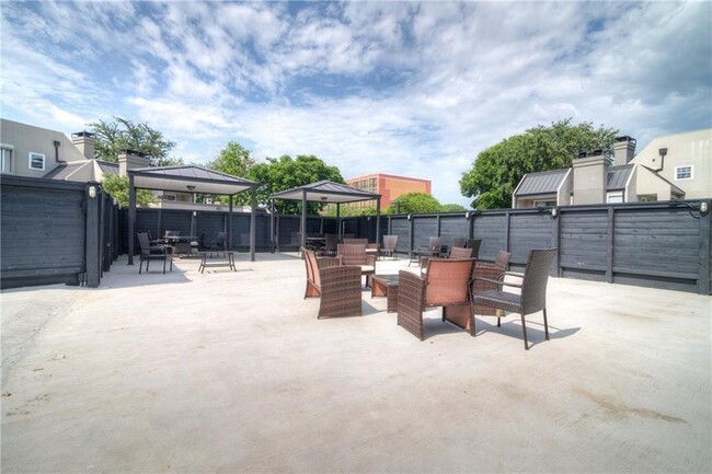 Building Photo - 935 La Posada Dr