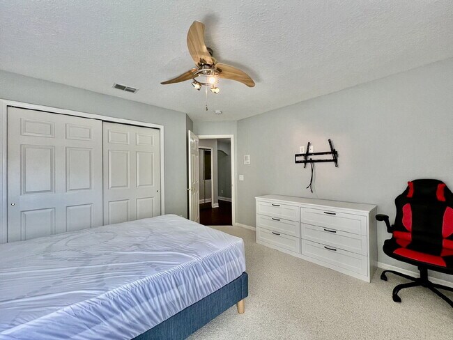 Building Photo - "Golf Course Living! Spacious 3-Bed, 2.5-Bath Home with 2,829 Sq Ft at The Oaks"