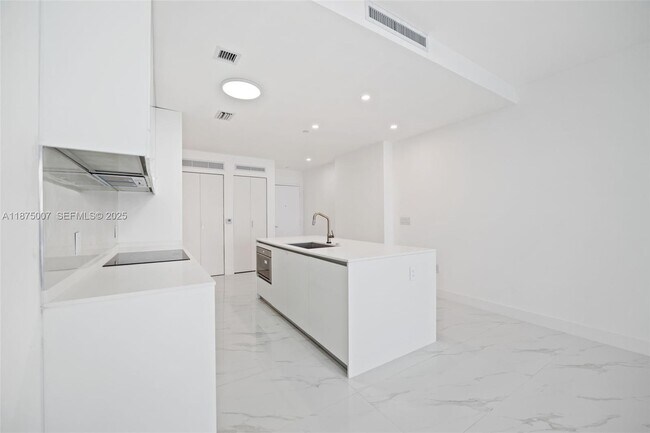 Building Photo - 700 NE 24th St