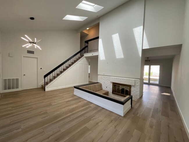 Building Photo - 4 Bedroom 3 Bath 2 Story Home With Family ...