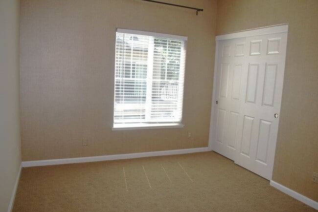 Building Photo - 3301 N Park Dr
