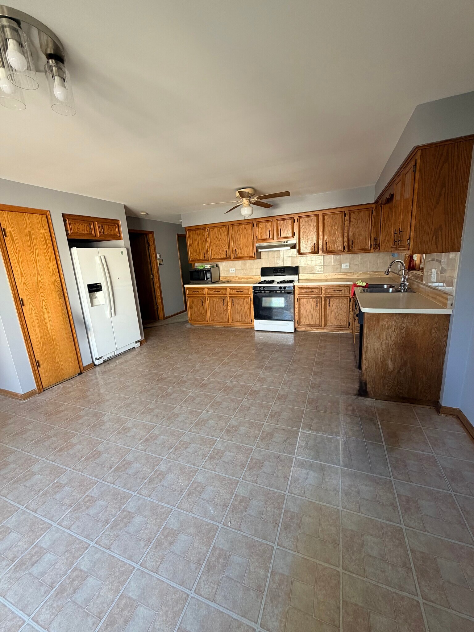 Kitchen - 5030 Carol St