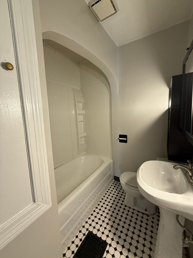 Building Photo - Newly renovated three bedroom available NOW!