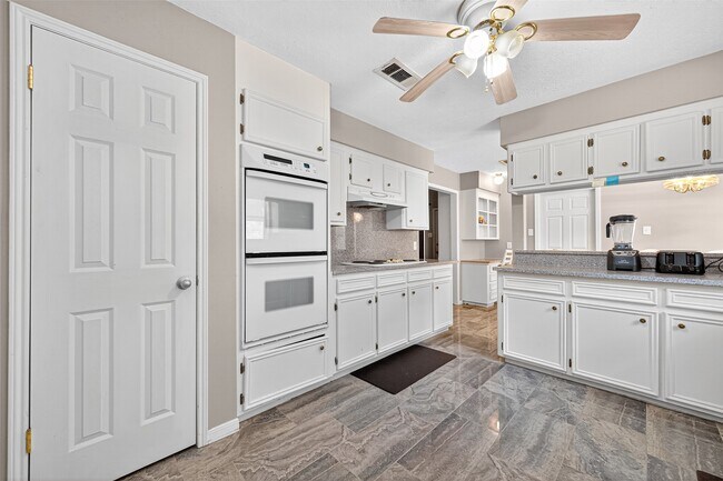 Building Photo - 25314 Lynbriar Ln
