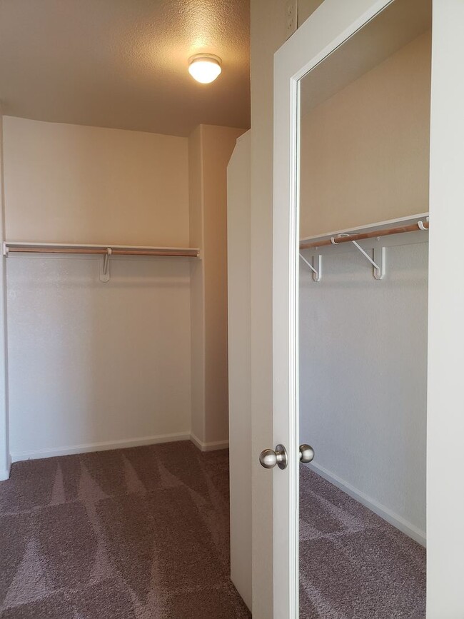 Building Photo - Huge Bella Flora house ready for you to ca...