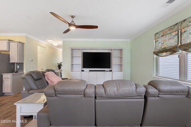 Building Photo - 614 Silos Wy