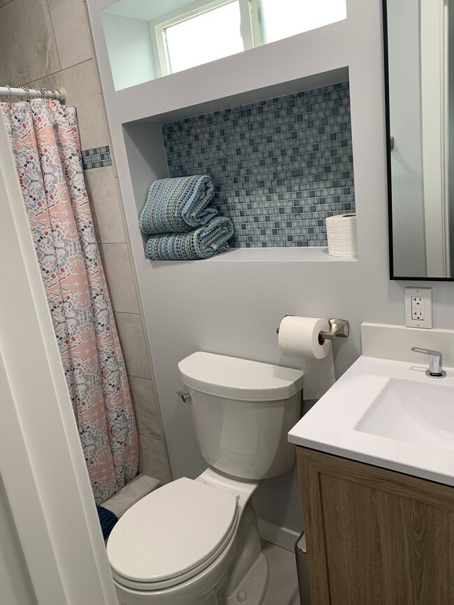 Building Photo - FURNISHED 2+ 2 Cottage - Downtown Ventura