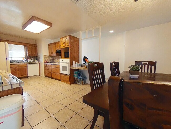 Building Photo - 5 bed 3 bath w/ POOL and Large rooms