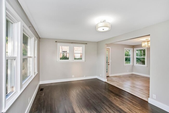 Building Photo - 2129 Crystal Dr