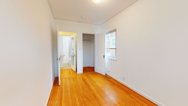 Building Photo - Charming 2 Bedroom Oakland Unit!