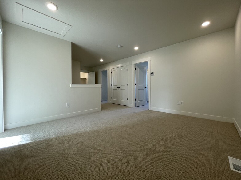 Building Photo - 465 W 490 N
