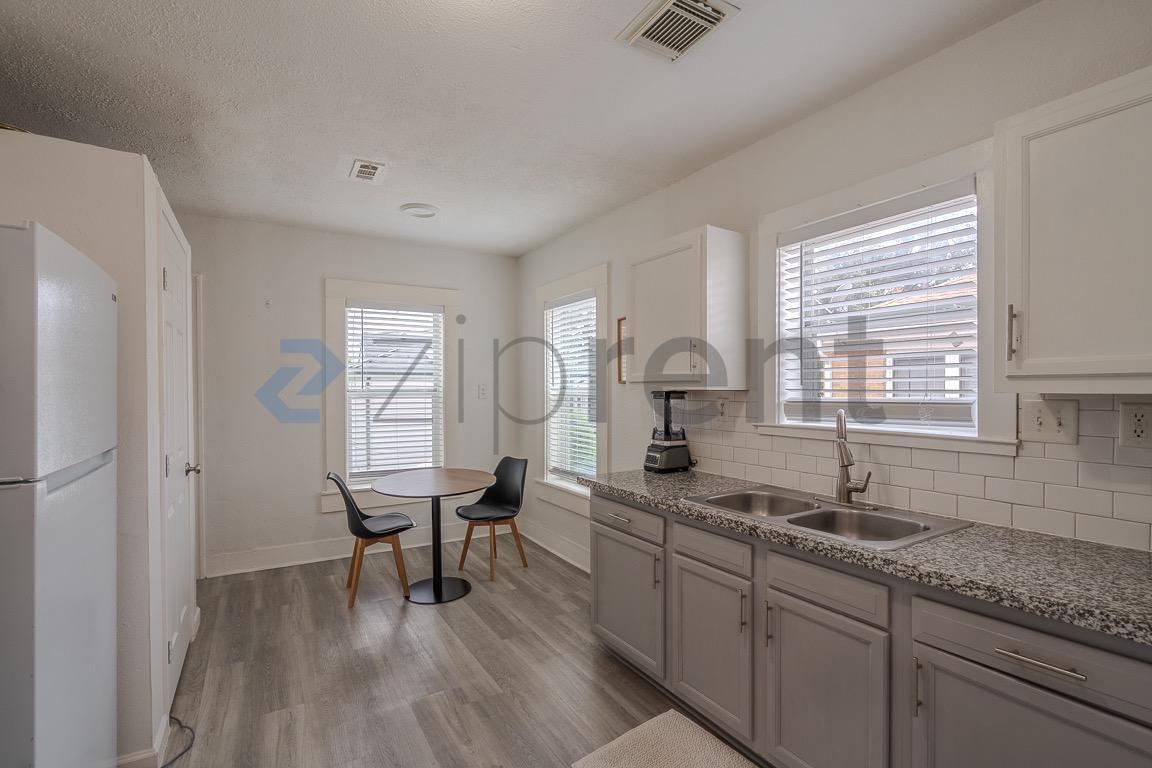 Building Photo - Unit 2