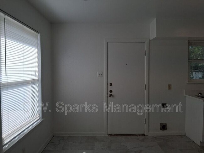 Building Photo - 3021 Avon St