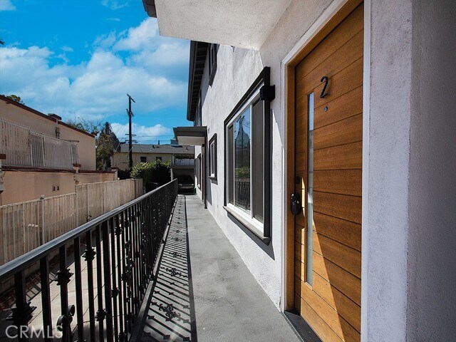 Building Photo - 2027 Vista Del Mar Ave