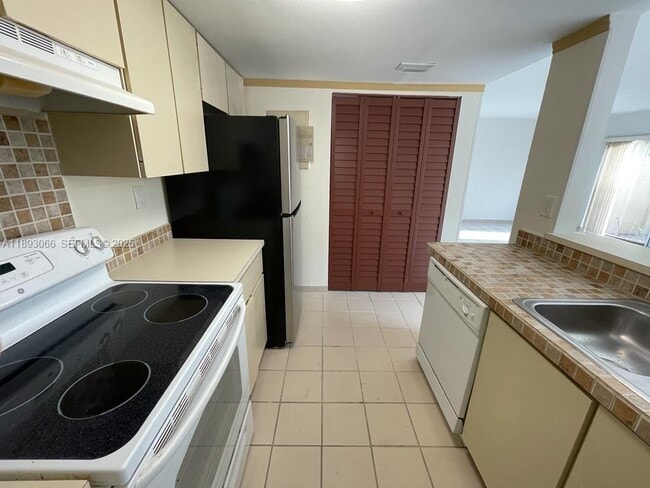 Building Photo - 370 NW 85th Ct