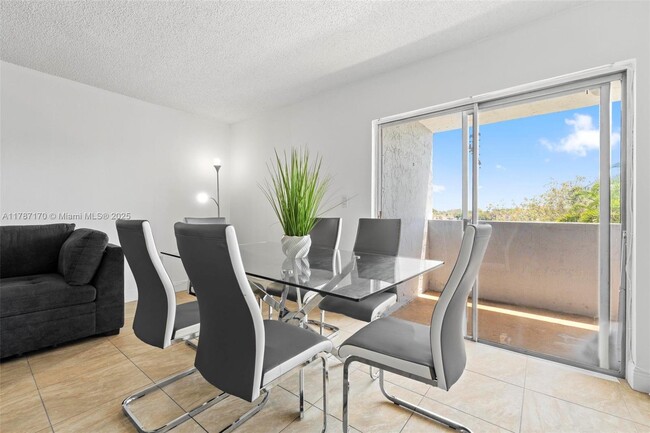 Building Photo - 9375 Fontainebleau Blvd