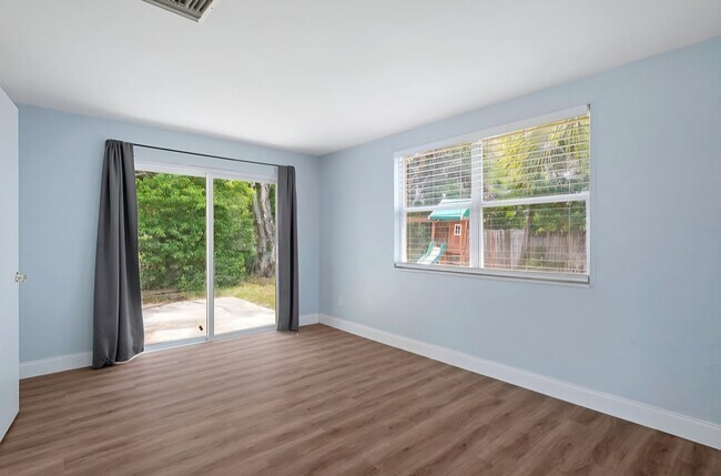 Building Photo - 9376 Manati St