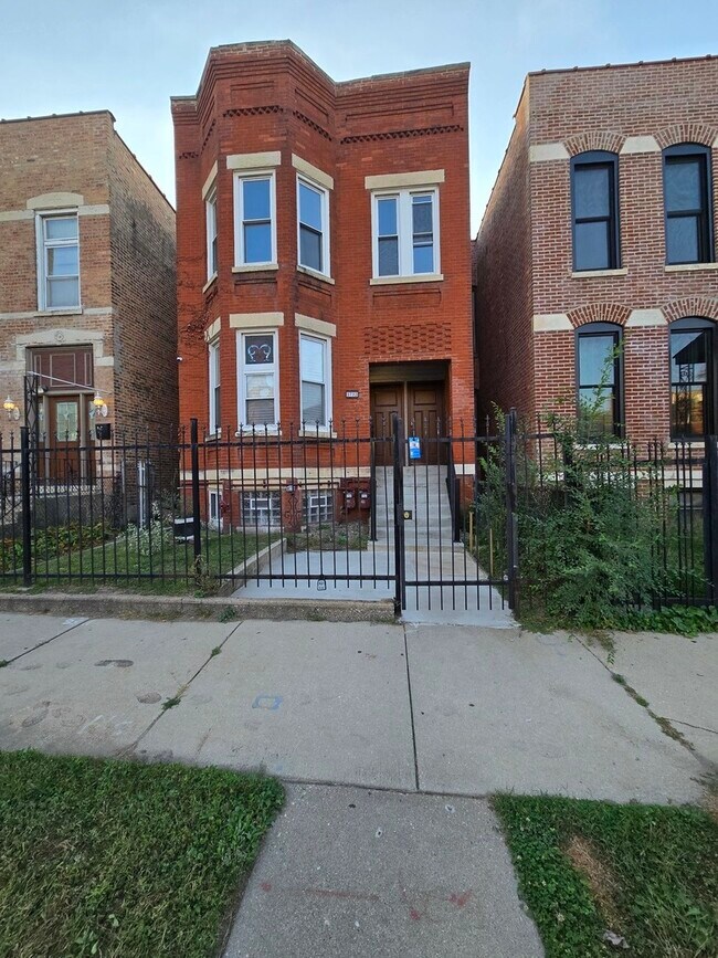 Building Photo - 3732 S Calumet Ave