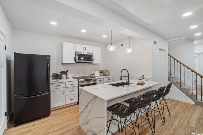 Building Photo - 5590 S Edgewood Cir