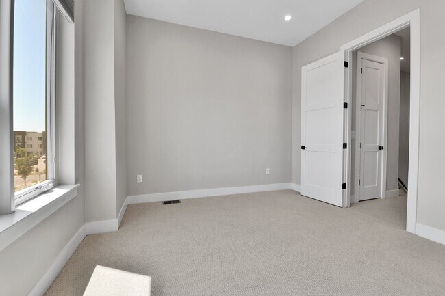Building Photo - $3,200 - 2 Bed, 2.5 Bath Townhome in Prime...
