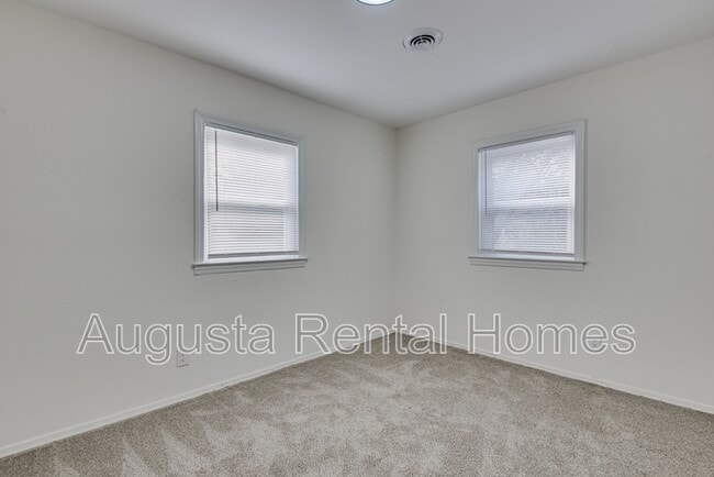 Building Photo - 3110 Arcadia Dr