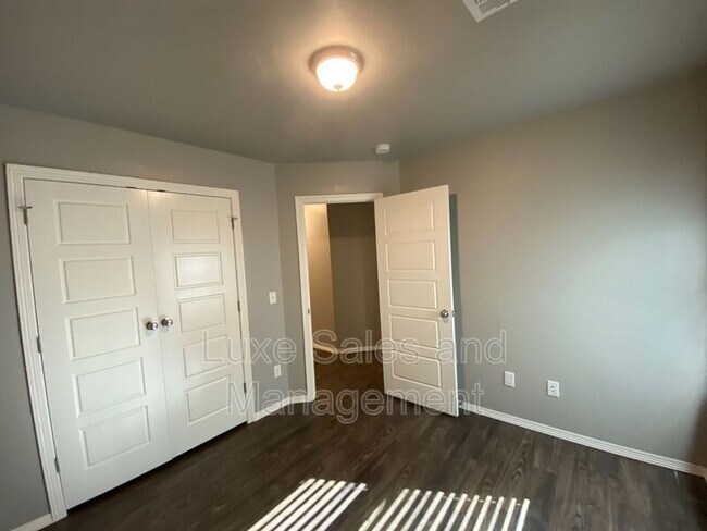 Building Photo - 7804 Meadow Lake Dr