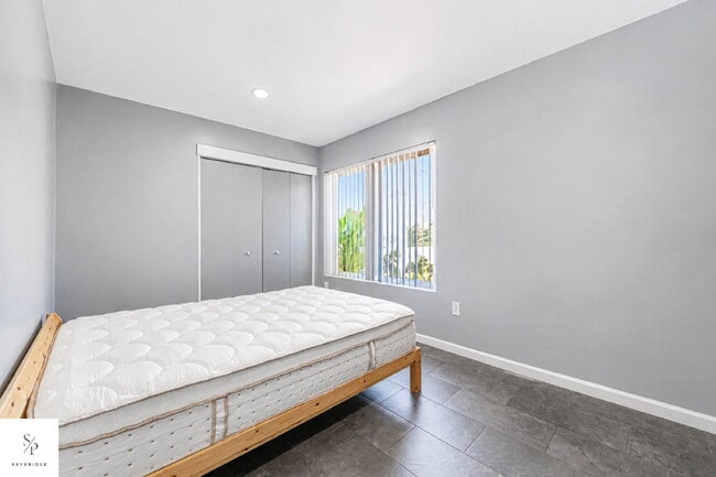 Building Photo - Furnished 5-Bedroom Home Near the 57 & 60 — Ideal for Roommates or Students