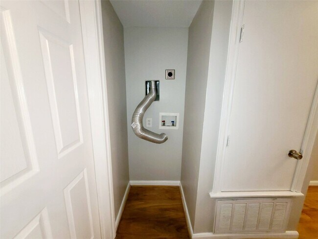 Building Photo - 4931 Junius St