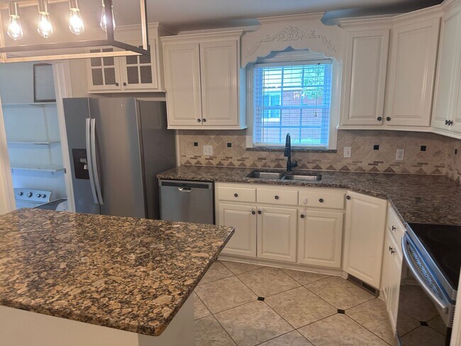 Building Photo - Beautiful 3 Bedroom Home in Windsor Park!!