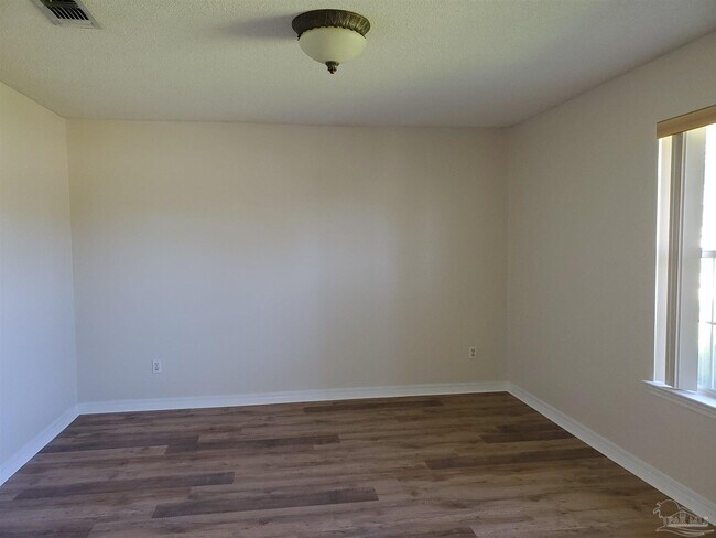 Building Photo - 2490 Vale Dr