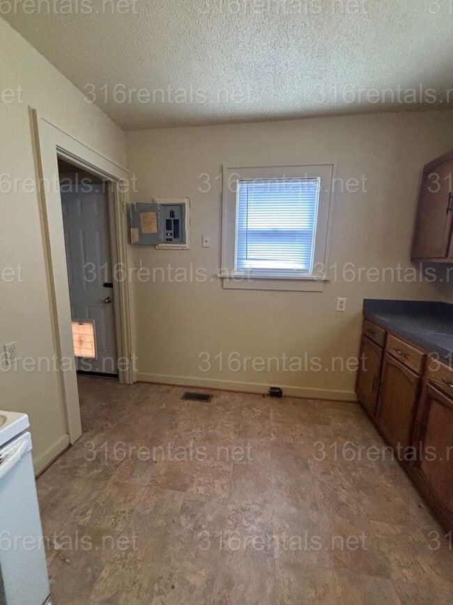 Building Photo - Two bed one bath available NOW!