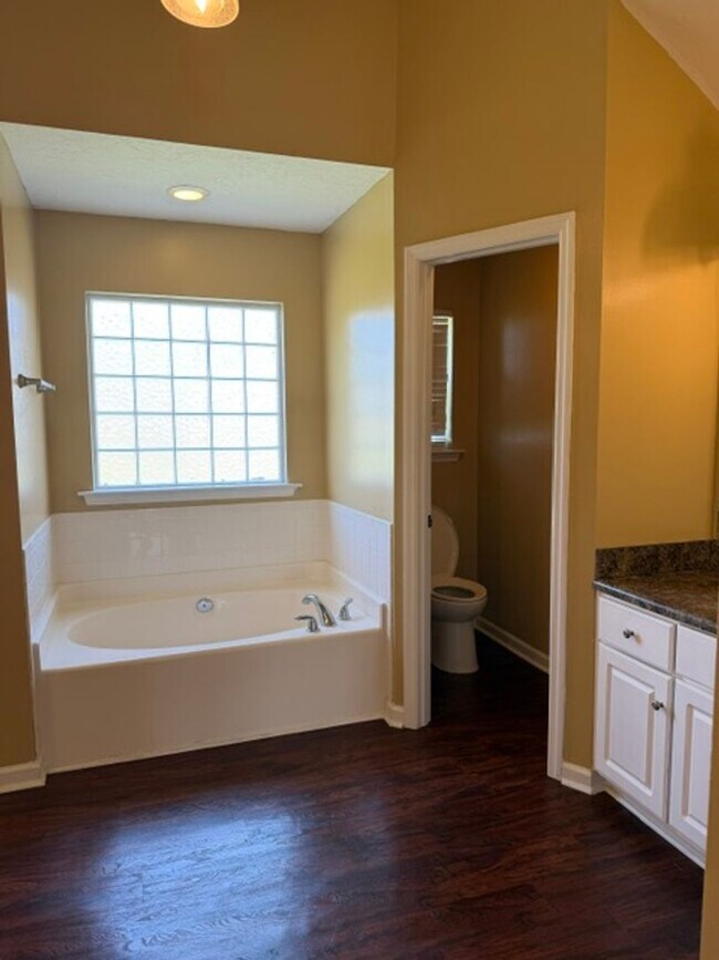 Building Photo - 1832 Heathers Way