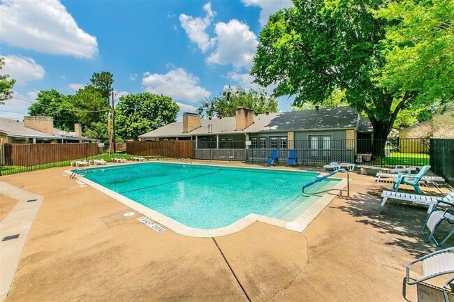 Building Photo - Captivating 3-Bedroom Escape with Private Deck & HOA Pool Access in Grand Prairie!